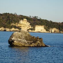 松島湾には数々の奇岩がありました。