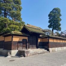 珍しい色使いの建物