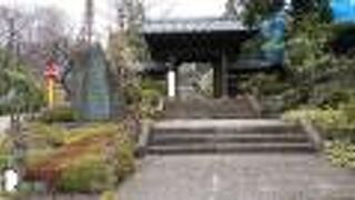 広い境内にきれいな庭園