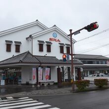 臼杵市観光交流プラザ前の金融機関建物も城下町風景の造りです