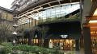 建物もおしゃれ。ショップやホテルも併設の複合施設です