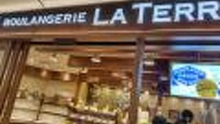 東京駅でクラップフェン（ドイツの揚げパン）を買えた。