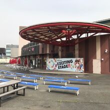 競輪場の外にあるステージ