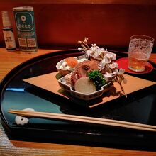 刺身も非常に凝った装い。