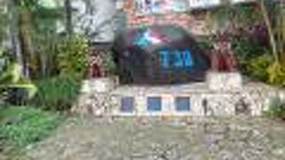 沖縄返還の6年後に交通ルールが左側通行に変わった7月30日の記念碑のある交差点