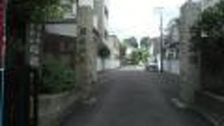 小さな岩窟があり、弁財天が安置されています