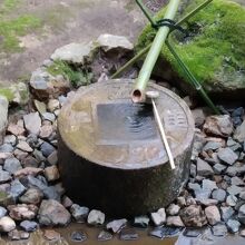 水戸光圀が寄贈したとされる、銭形のつくばい。