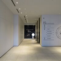 ウェルカムロビーに入ると月のオブジェ