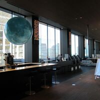 さてフロントデスク、手前にも大きな月のオブジェ