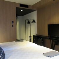 テレビは43インチ、シンプルデザインゆえに広々と使えます