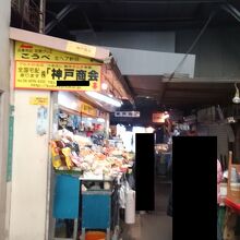 鶴橋駅の周辺に韓国系のお店が集まっています。