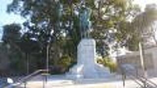 迫力のある銅像