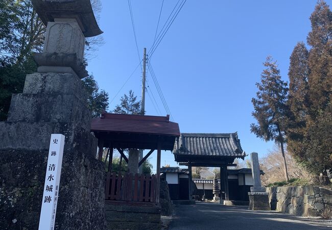 城の遺構が残ったお寺