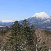 阿寒湖のすぐ横にそびえる山です