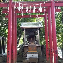 池のほとりの高台に建つ神社