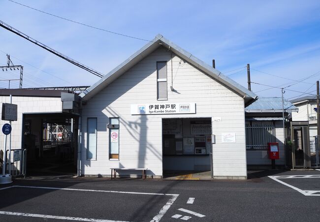 近鉄と伊賀鉄道の接続駅ですが、自販機ぐらいしかありません