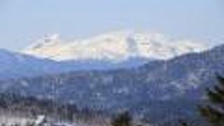今も噴気を上げる活火山です