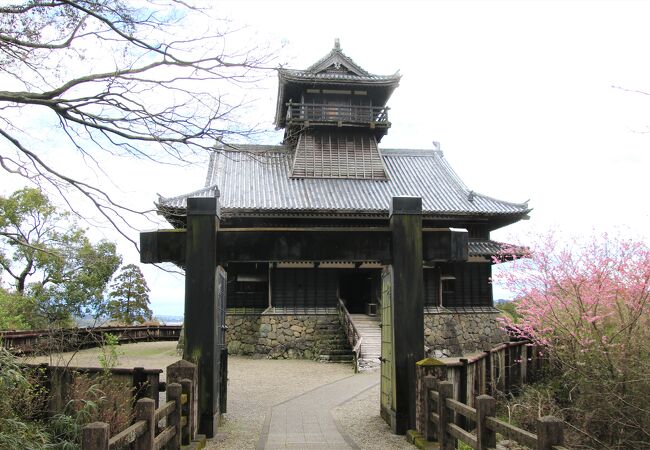 戦国時代の綾城を復元した複合式望楼型3重3階模擬天守が木造で再建されています。