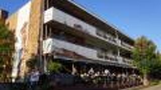 圧巻は一階に入ったカジュアルレストラン