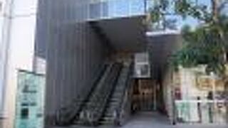 あんまり観光客には関係ないビルのように思います