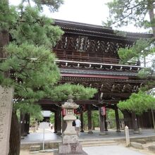 威風堂々の山門です