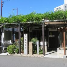 中に青い提灯があります