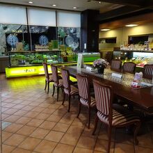 「ずんだ餅」も販売されており、食べるテーブルもあります。