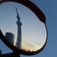 夕暮れ時のスカイツリー