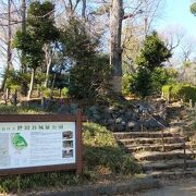 城跡らしい起伏に富んだ公園