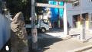 歴史を感じる住宅街の神社