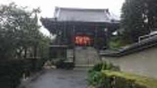 参道にかわいいお地蔵様が並んでいる