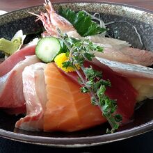 海鮮丼　あおさの味噌汁がつきます