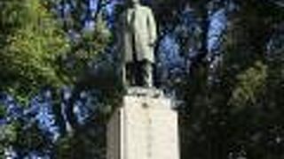 常盤橋の近くに立っています