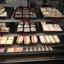 こちらはケーキにドーナッツ