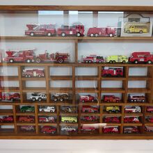 壁にはミニチュア消防車コレクション