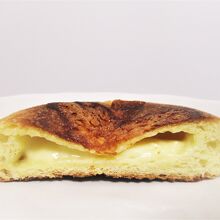 チーズパン　断面