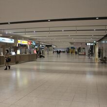 新千歳空港のレンタカーカウンターエリアです