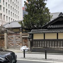 銅座跡の碑と大阪市立愛珠幼稚園。