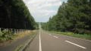 北海道の雄大さにが感じられる「牛乳を出荷するタンクローリーが走る一直線の道」からその名前がついたミルクロード
