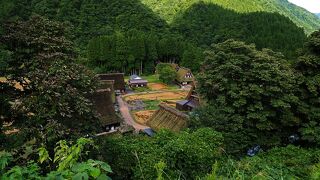 険しい山と川に囲まれた小さな世界遺産：菅沼合掌造り集落