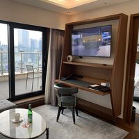 バルコニーは、二間に渡って広い