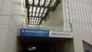 オペラハウス仕様の大きなホールを有する劇場