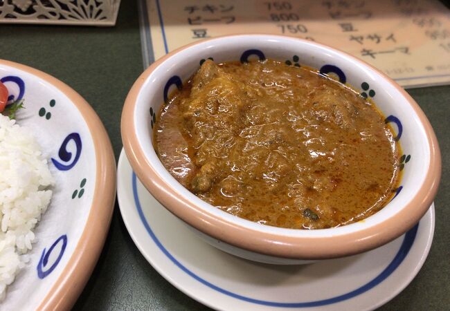 平日のランチタイムにお勧め　日本橋でインドカレーランチが750円