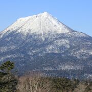 阿寒湖畔にそびえる山です