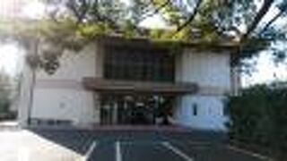 広々とした境内の寺院