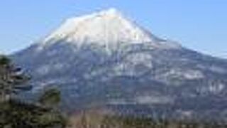 阿寒湖畔にそびえる山です