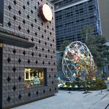 たまごの形をしたキラキラオブジェ