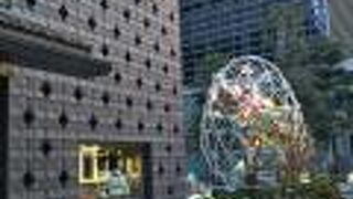 たまごの形をしたキラキラオブジェ