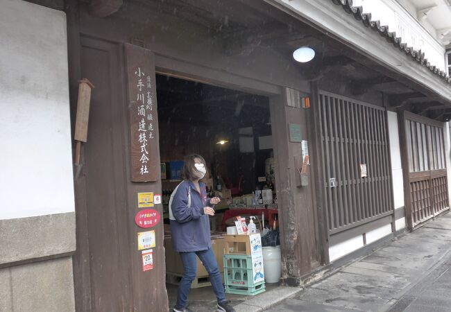 創業当時の佇まいの酒蔵で見物と買い物をしました!!