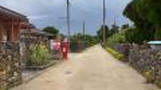 竹冨島で唯一の金融機関は伝統期建造物群保存地区に馴染んだ建物で屋根にはシーサーが乗っていました